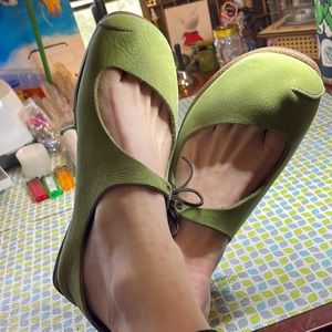 Cydwoq Mary Janes - hand made in USA. Genuine soft leather. Green. Size 39 1/2